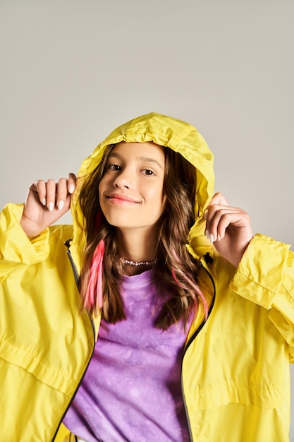 Photo sunshine splash vibrant teenage girl in yellow raincoat