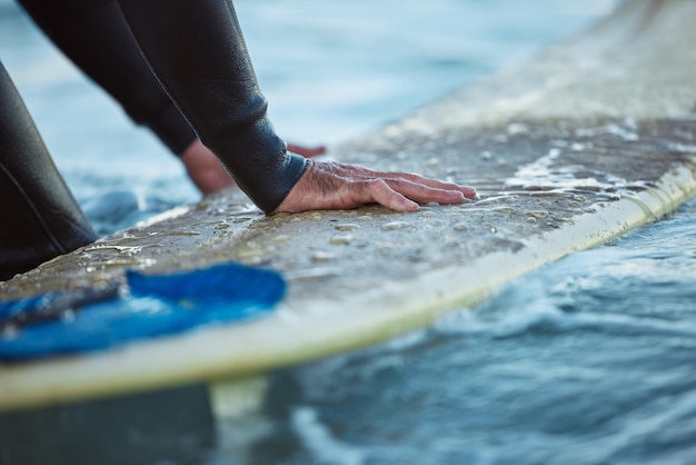 Photo surf ocean surfing and hand of man on surfboard in sea water summer water sport fitness male healthy lifestyle and outdoor wellness exercise and relax beach travel vacation in hawaii