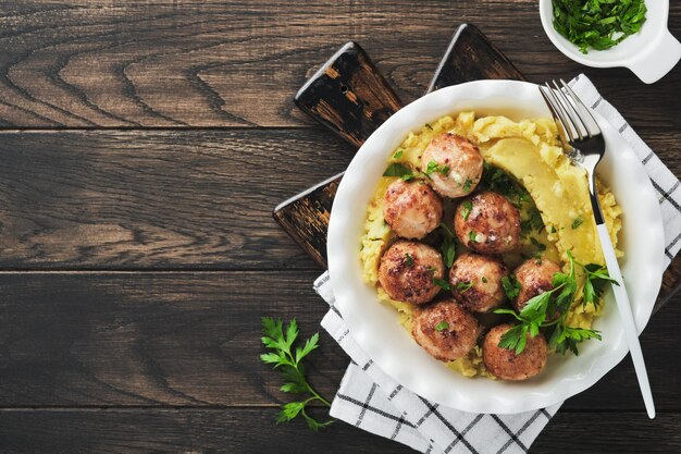 Photo swedish meatballs in cream sauce potatoes and lingonberry sauce in bowl on old wooden rustic backgrounds swedish cuisine delicious creamy mashed potatoes top view