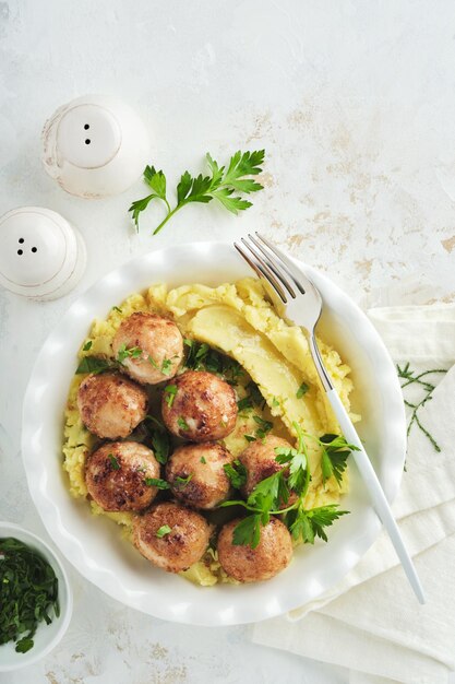 Photo swedish meatballs in cream sauce potatoes and lingonberry sauce in bowl on slate stone or concrete backgrounds swedish cuisine delicious creamy mashed potatoes top view