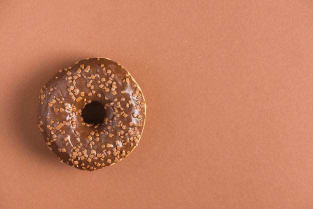 Photo sweet chocolate glazed donut decorated with sprinkles