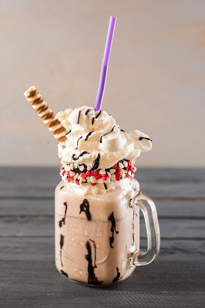 Photo sweet chocolate smoothie in glass on wooden background