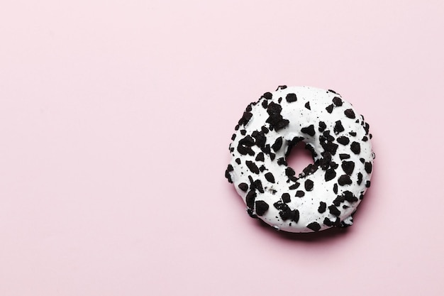 Photo sweet donuts on a pink background. place for text