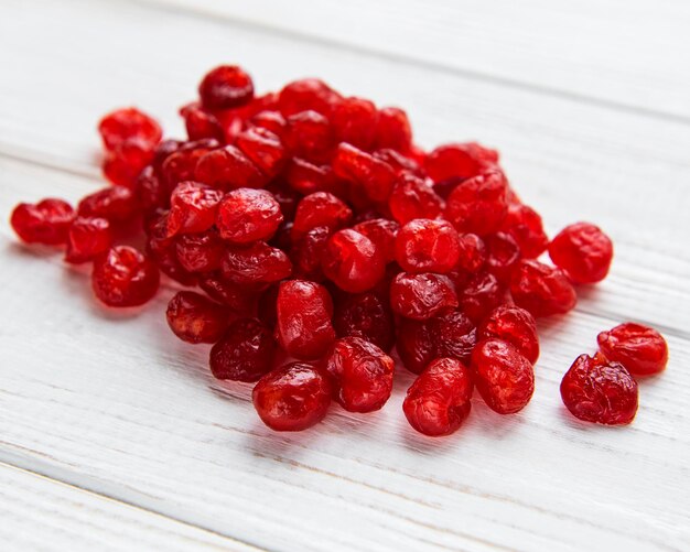 Photo sweet dried cherries on white wooden background