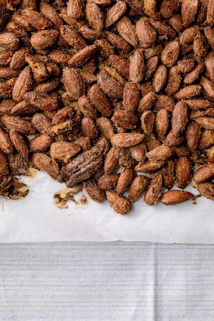 Photo sweet glazed honey roasted almond nuts. sweet snack