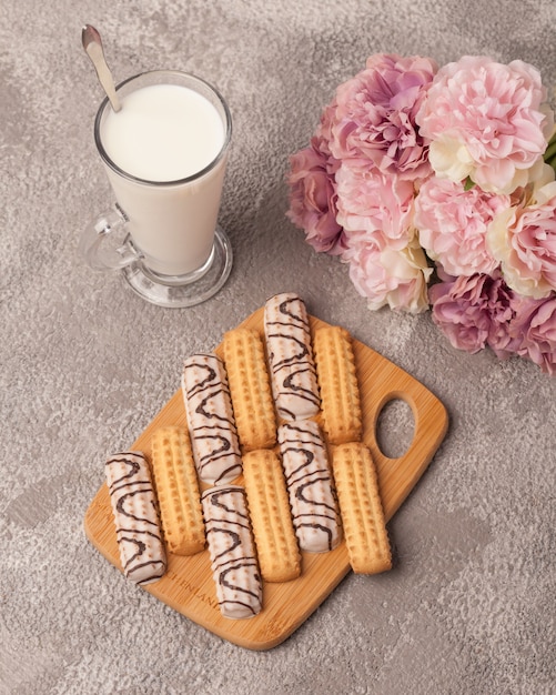 Sweet tea and coffee. Cookies, pretzels, crackers, bagels. Sweet joys for tea