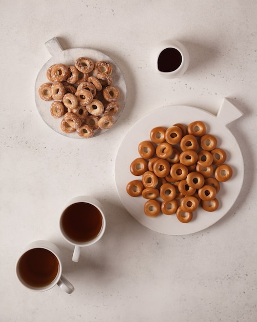 Sweet tea and coffee. Cookies, pretzels, crackers, bagels. Sweet joys for tea