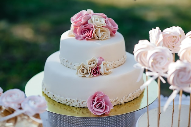 Sweet white buttercream round cake whit roses flower