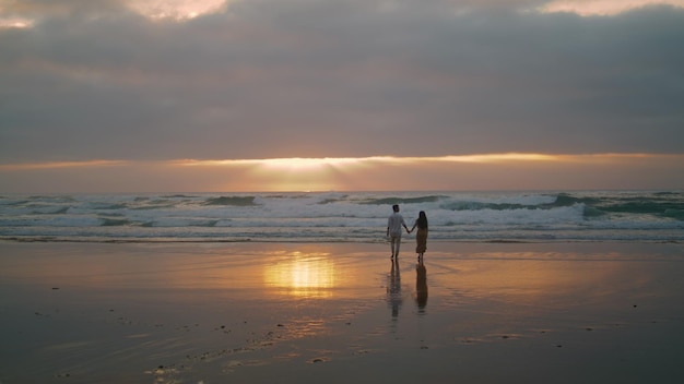 Sweethearts silhouettes walking sunbeams sea people enjoying romantic date