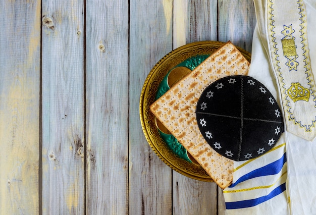 Photo symbol of passover plate, matza with kipah and tallit in the pesah celebration