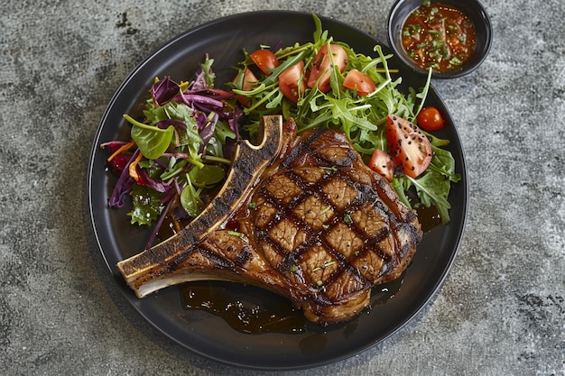 Photo t bone steak with salad