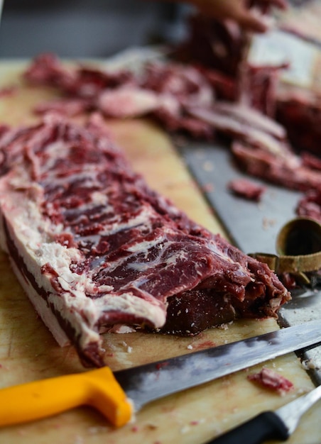 Tabla llena de chuletas de cerdo