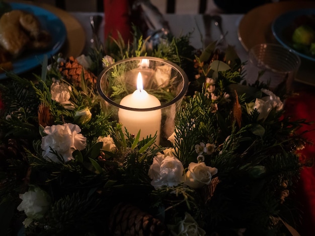 Photo a table beautifully set up for a winter celebration such as christmas