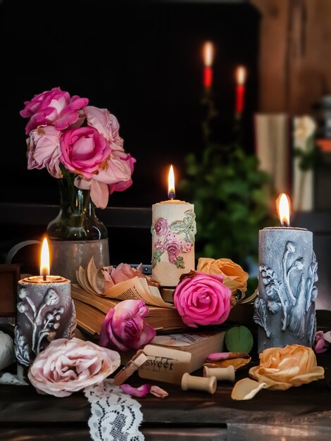 Photo a table with candles and a book on it