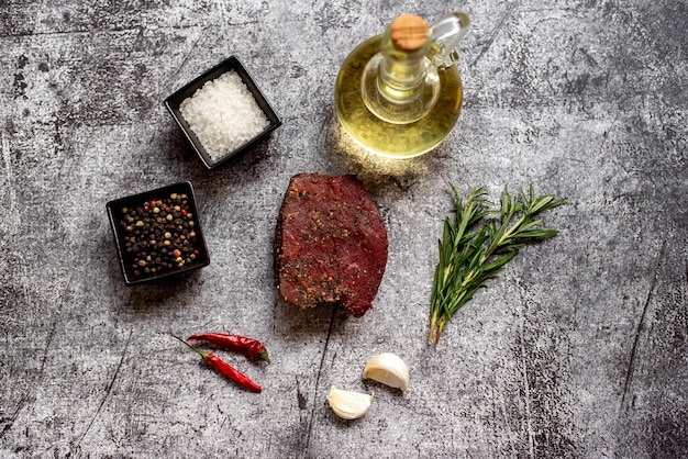 Photo a table with meat, spices, and garlic on it