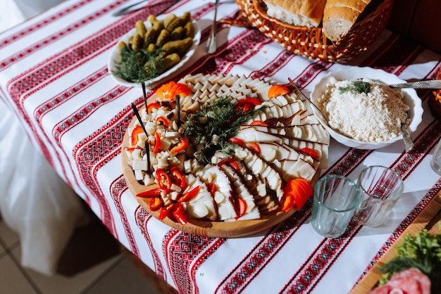 Photo a table with a variety of food including a large plate of meat and vegetables