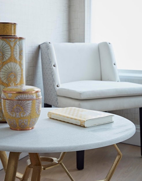 Photo a table with vases and a book on it