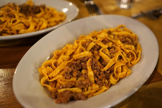 Photo tagliatelle al ragu bolognese pasta with ragu with onion garlic leek bay leaf tomatoes and wine