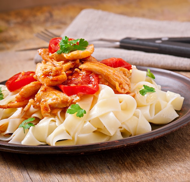 tagliatelle pasta with tomatoes and chicken