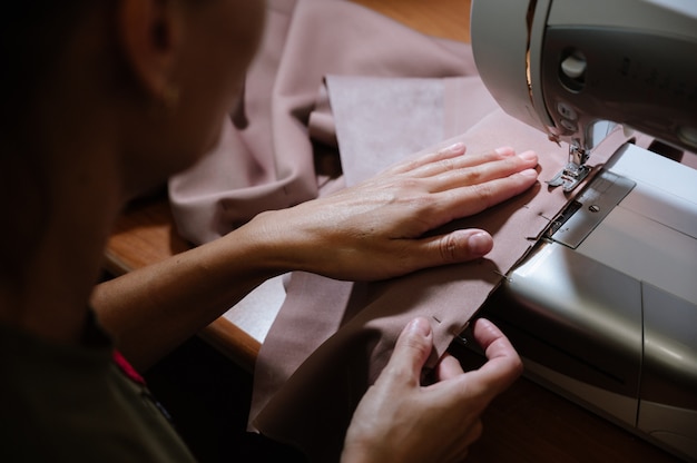 Tailoring process with sewing machine