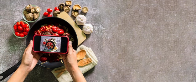 Take a photo of spaghetti with a mobile phone