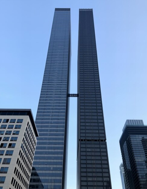 Photo a tall building with a clear blue sky in the background