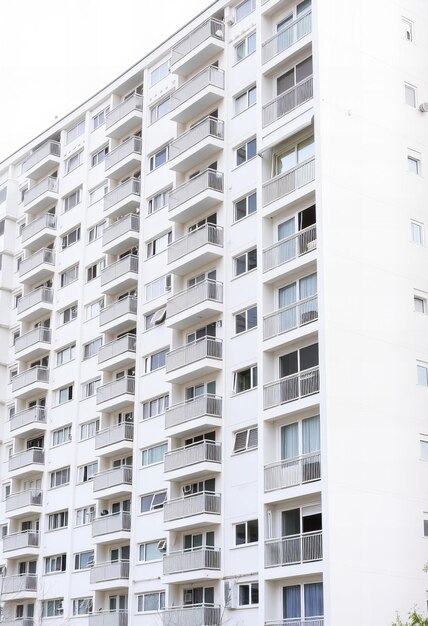 Photo a tall white building with balconies and balconies