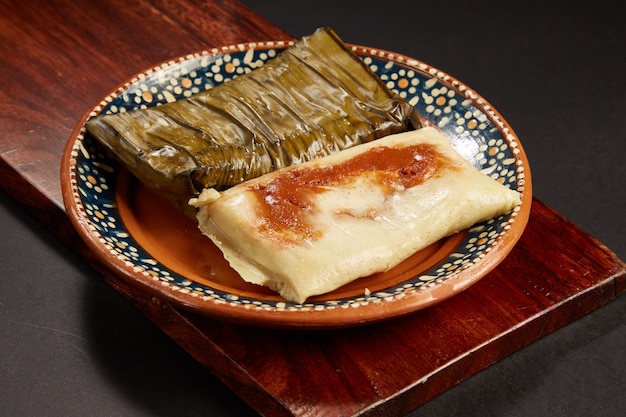 Tamales rancheros de salsa roja con carne de cerdo