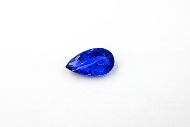 Photo tanzanite blue pear facet gemstone isolated on white background