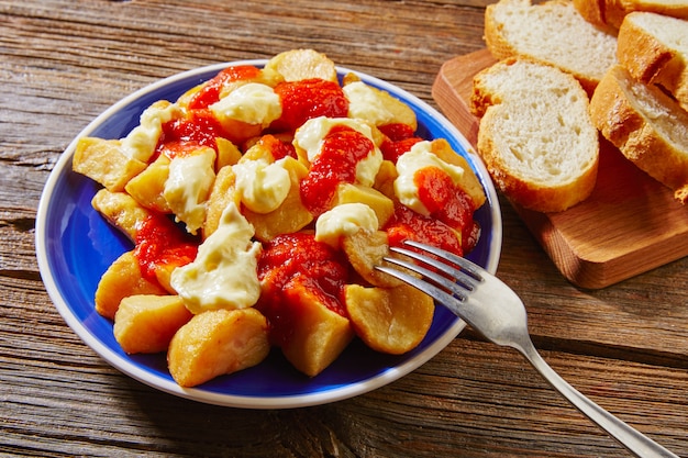 Photo tapas patatas bravas potatoe fries with tomato