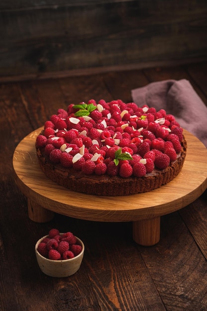 Tart with pistachio and raspberries