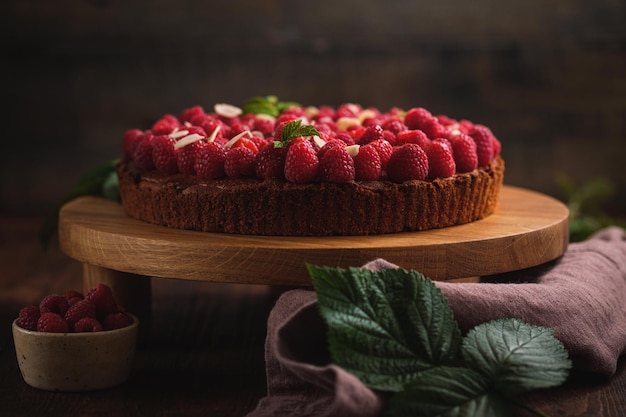 Tart with pistachio and raspberries