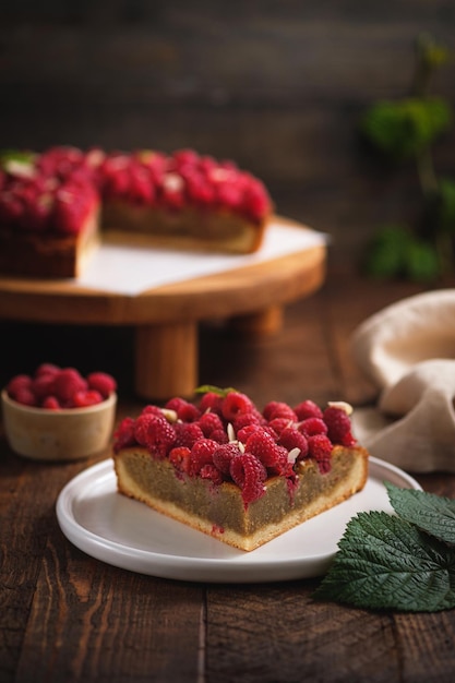 Tart with pistachio and raspberries