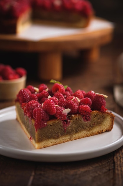 Tart with pistachio and raspberries