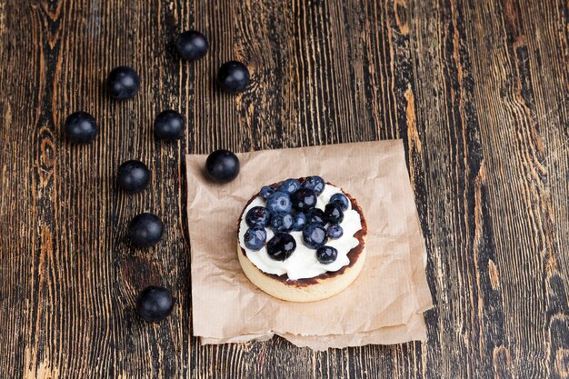 Tartlet with chocolate and buttercream with blueberries