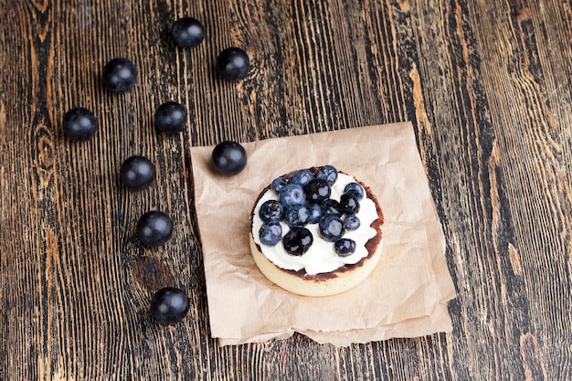 Tartlet with chocolate and buttercream with blueberries