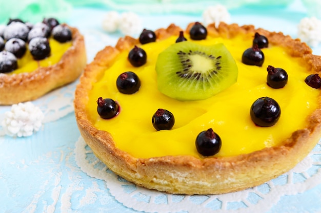 Tartlets, tartas from custard, kiwi and black currant.