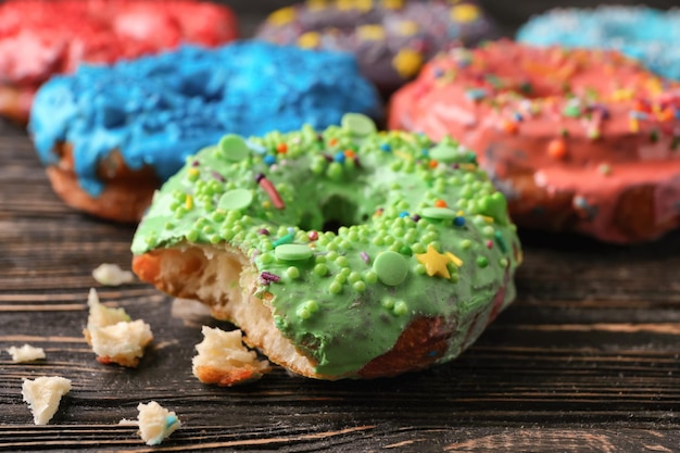 Photo tasty donuts on wooden table