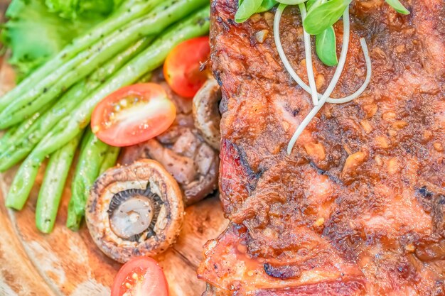 Tasty grilled ribs with vegetables