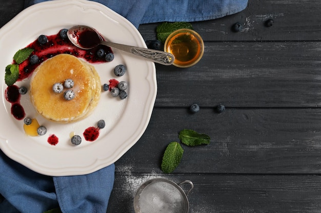 Photo tasty pancakes with blueberry on plate top view