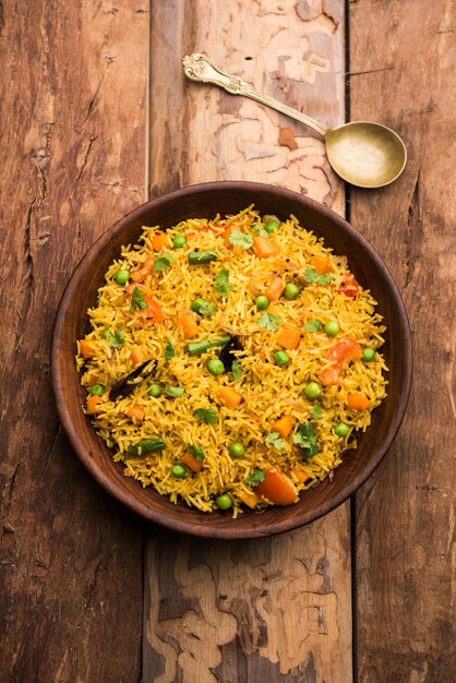 Photo tawa pulao or pulav or pilaf or pilau is an indian street food  made using basmati rice, vegetables and spices. selective focus