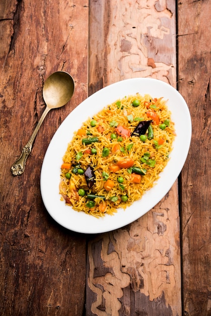 Photo tawa pulao or pulav or pilaf or pilau is an indian street food  made using basmati rice, vegetables and spices. selective focus