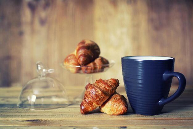 Photo tea cup croissant breakfast