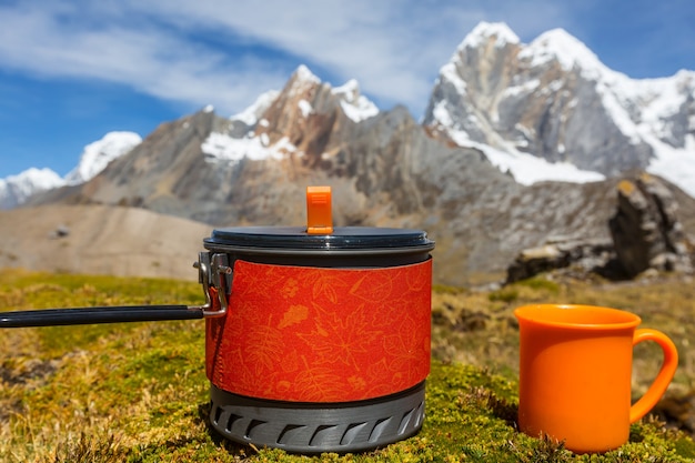 Photo tea set in high mountains. hiking scene in cordillera huayhuach, peru.