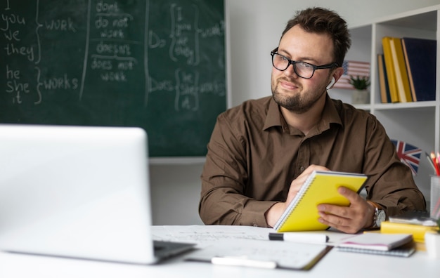 Photo teacher doing an english lesson online