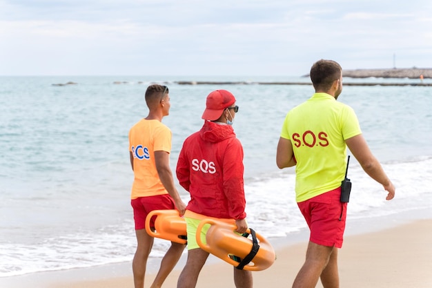 Photo team of lifeguards on duty on a beach