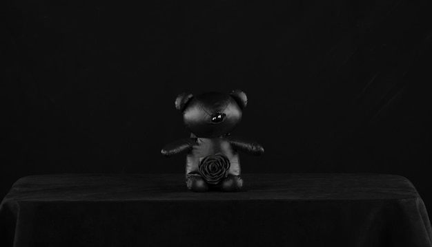 Photo a teddy bear with a rose on its back