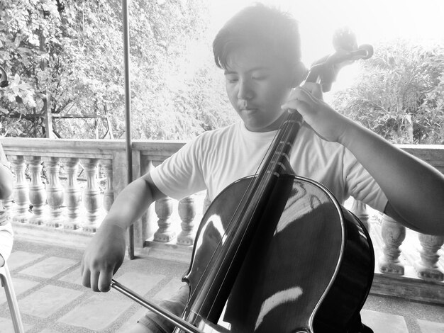 Photo teenage boy playing double bass