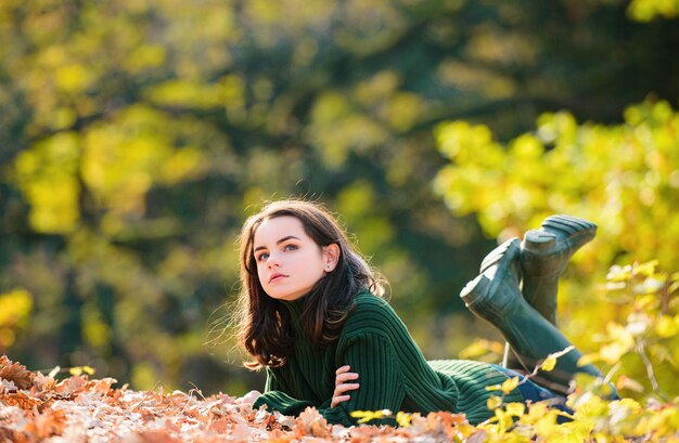 Photo teenage girl in autumn foliage beauty portrait young teen in a romantic autumn scenery