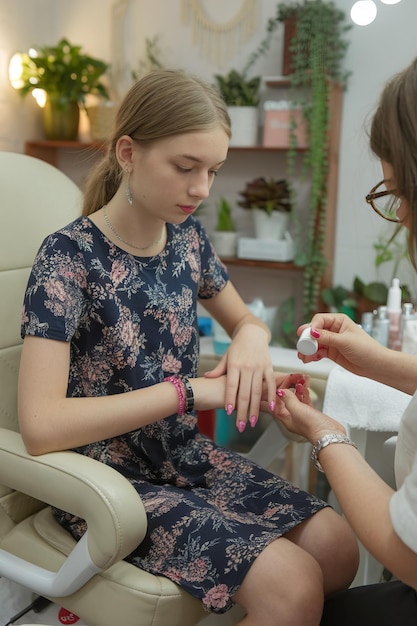 Photo teenage girl enjoys a relaxing manicure experience